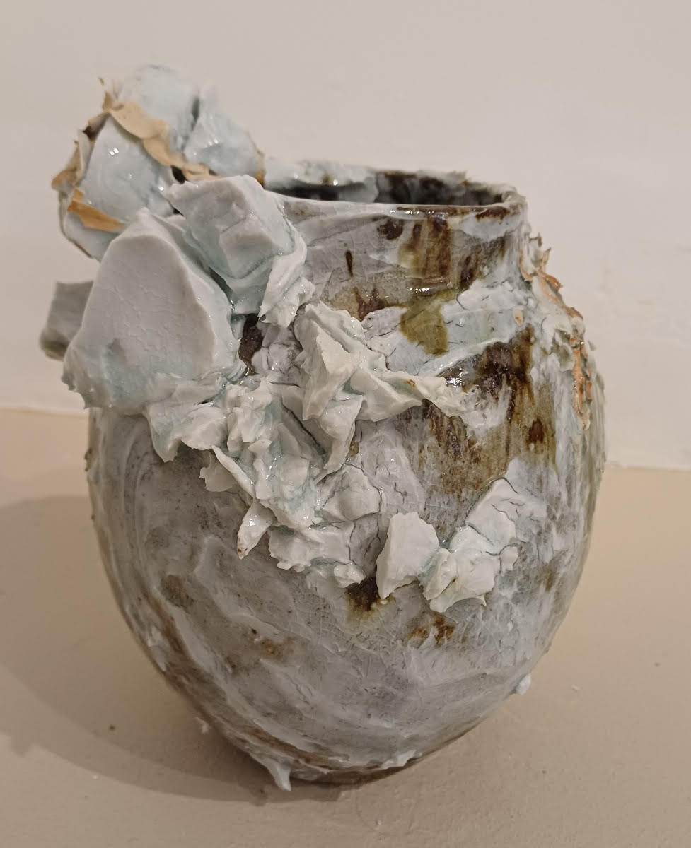 Moon jar by Akiko Hirai